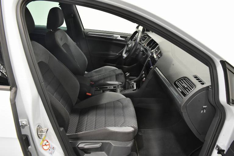VOLKSWAGEN Golf 21