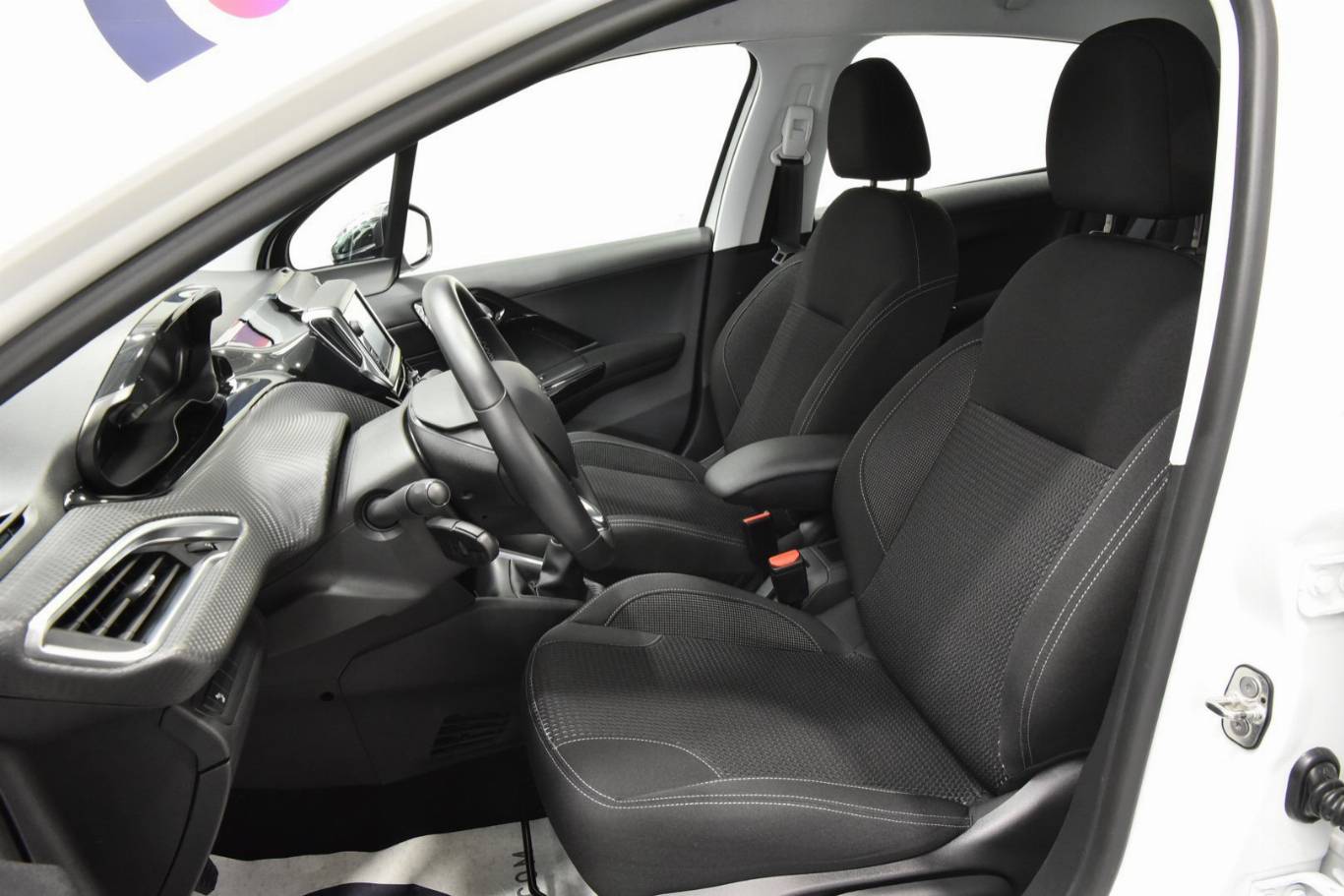 PEUGEOT 208 4