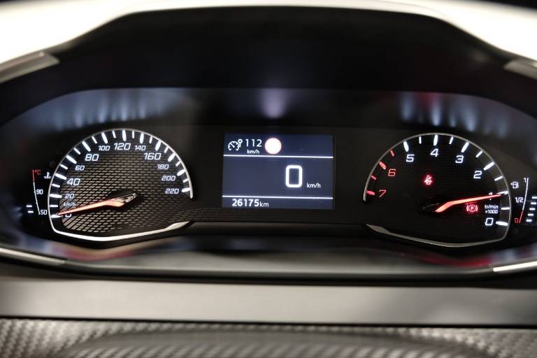 PEUGEOT 208 8