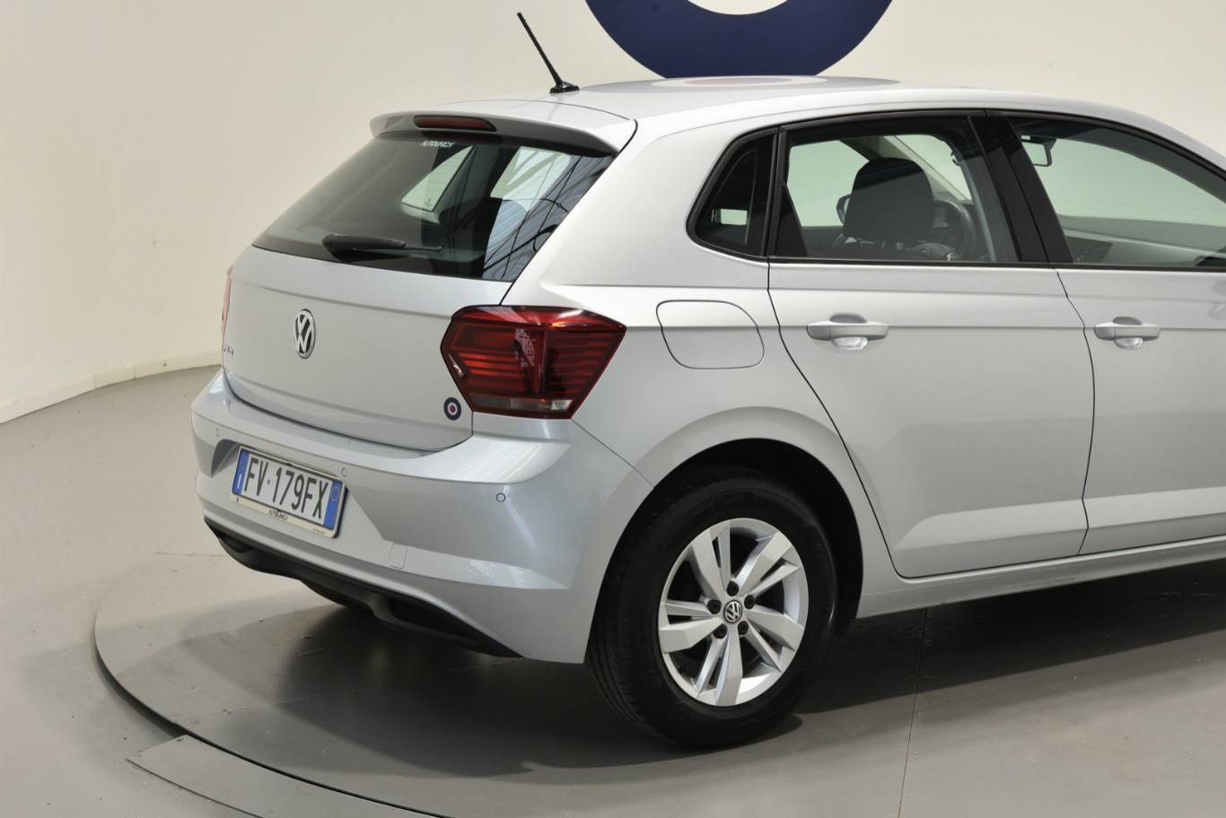VOLKSWAGEN Polo 18