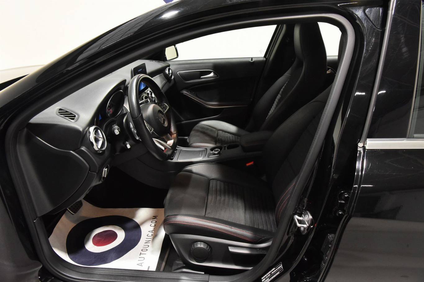 MERCEDES-BENZ GLA 180 4