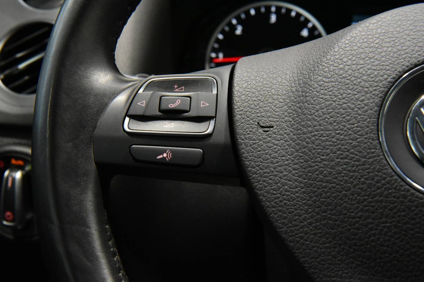 VOLKSWAGEN Tiguan 6
