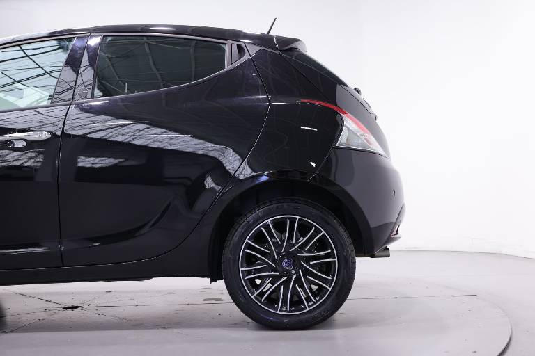 LANCIA Ypsilon 32