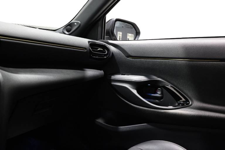 TOYOTA Yaris Cross 30