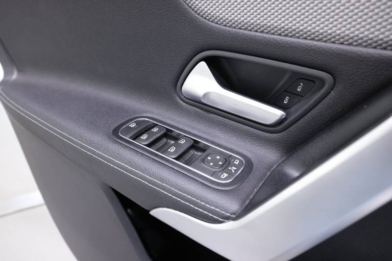 MERCEDES-BENZ A 180 38