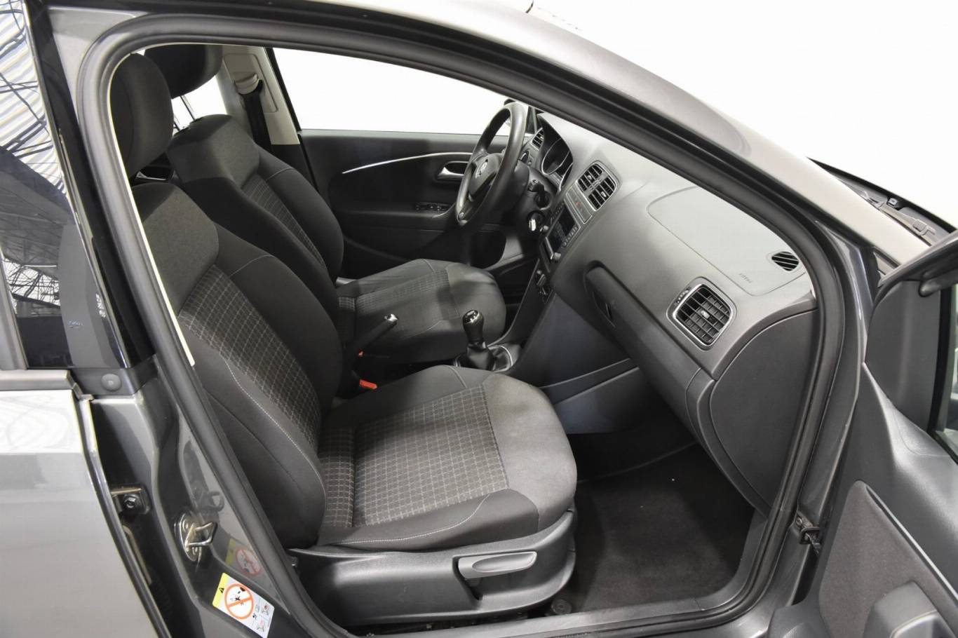 VOLKSWAGEN Polo 27