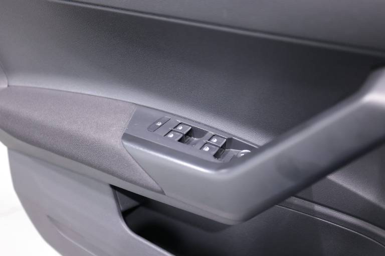 VOLKSWAGEN Polo 32