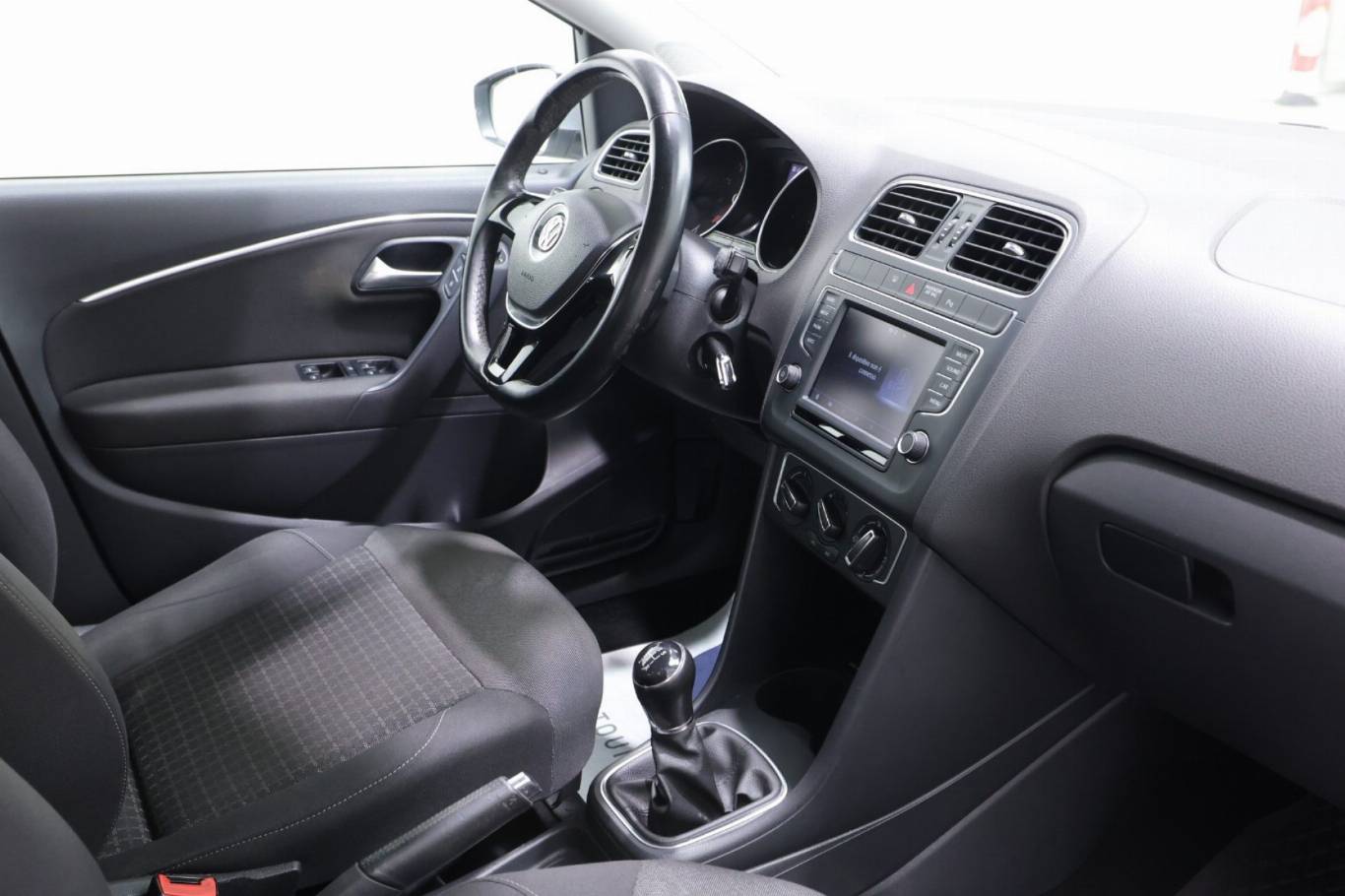 VOLKSWAGEN Polo 38