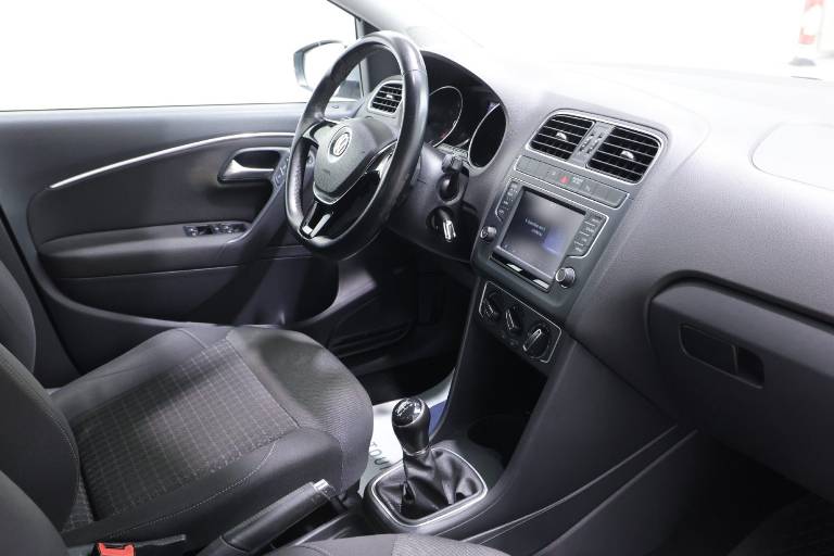 VOLKSWAGEN Polo 38