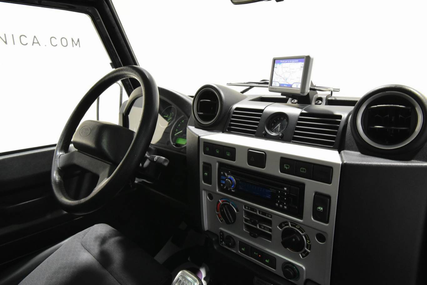 LAND ROVER Defender 26