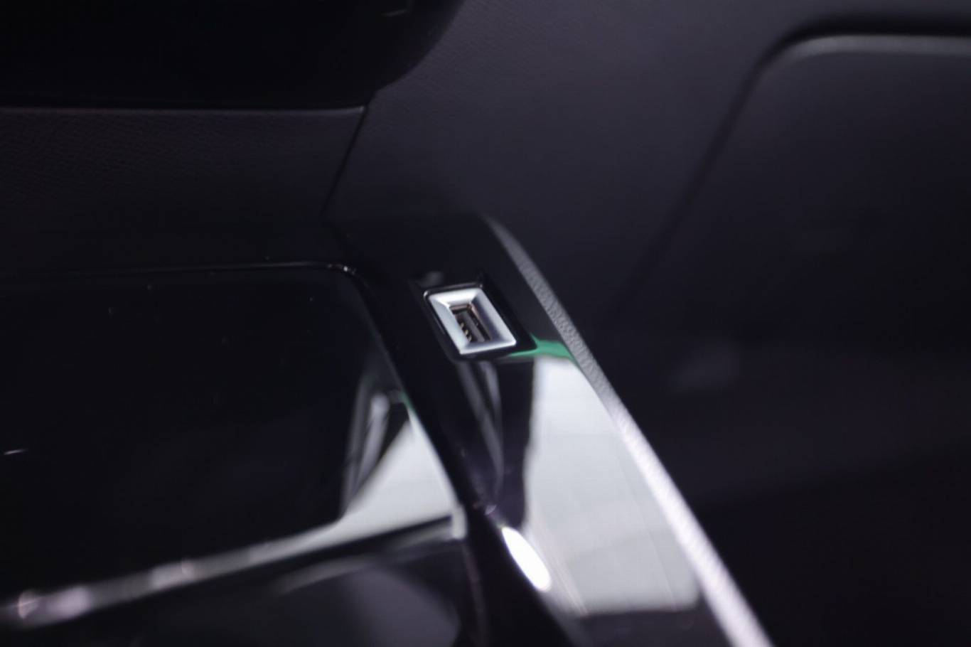PEUGEOT 208 31