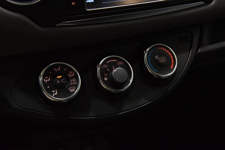 TOYOTA Yaris 11