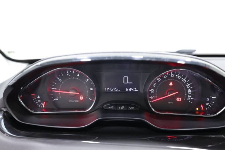 PEUGEOT 208 8