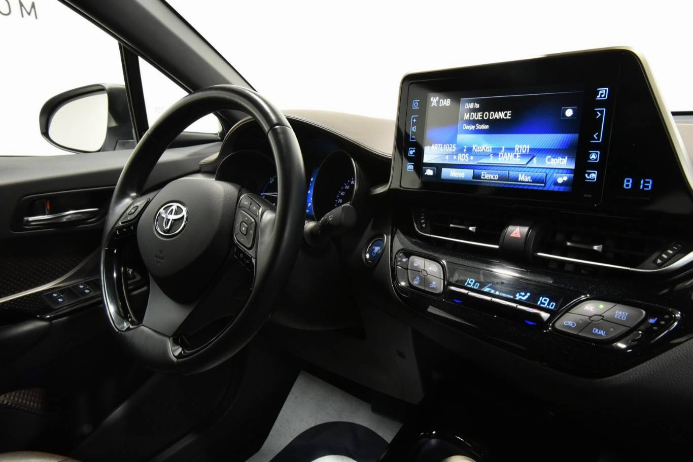 TOYOTA C-HR 27