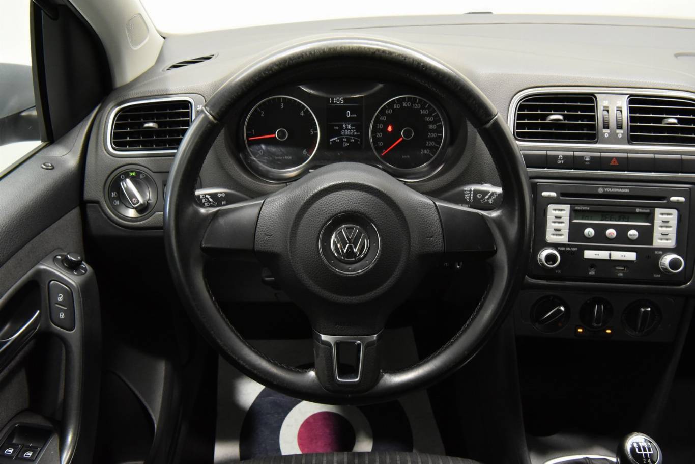 VOLKSWAGEN Polo 22