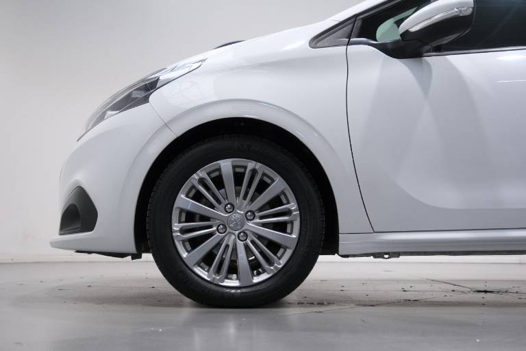 PEUGEOT 208 19