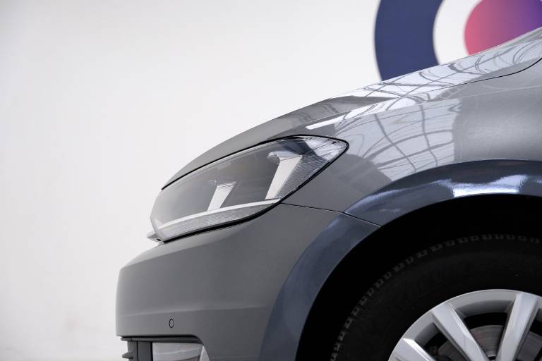 VOLKSWAGEN Touran 12