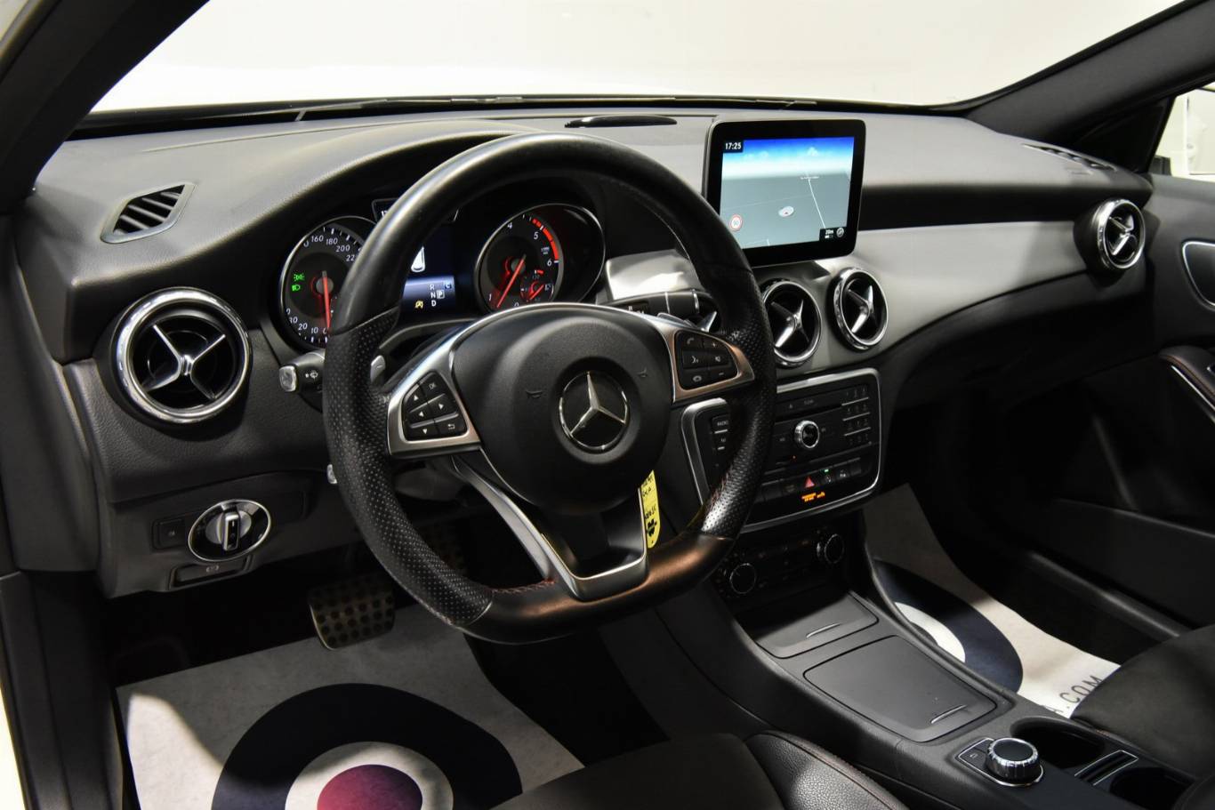 MERCEDES-BENZ GLA 200 3