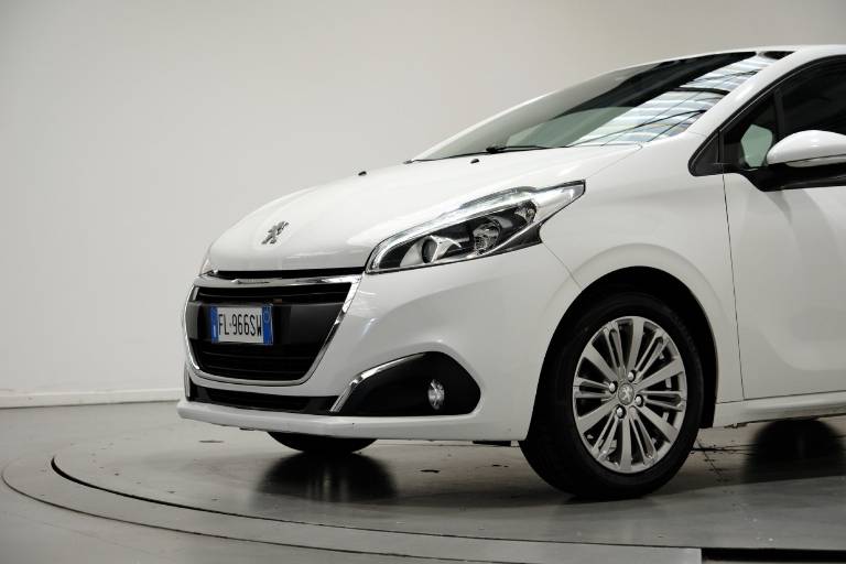 PEUGEOT 208 11