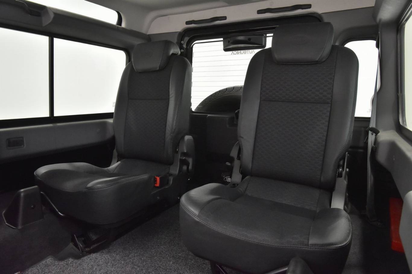 LAND ROVER Defender 18