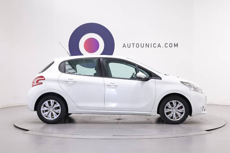 PEUGEOT 208 4