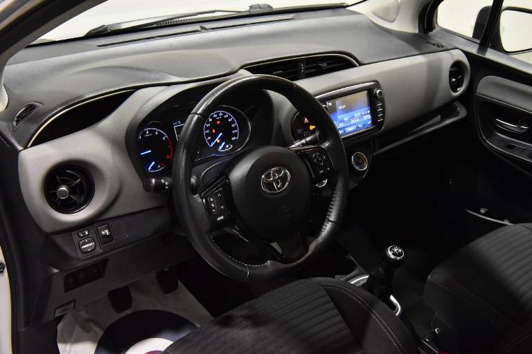 TOYOTA Yaris 3