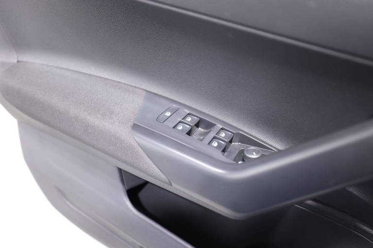 VOLKSWAGEN Polo 32