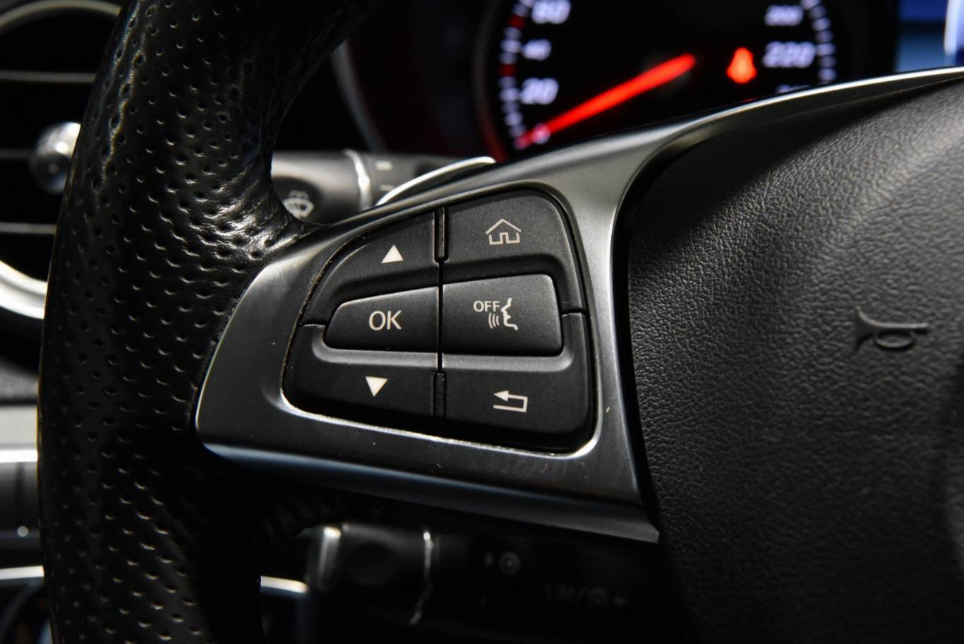 MERCEDES-BENZ GLC 220 7