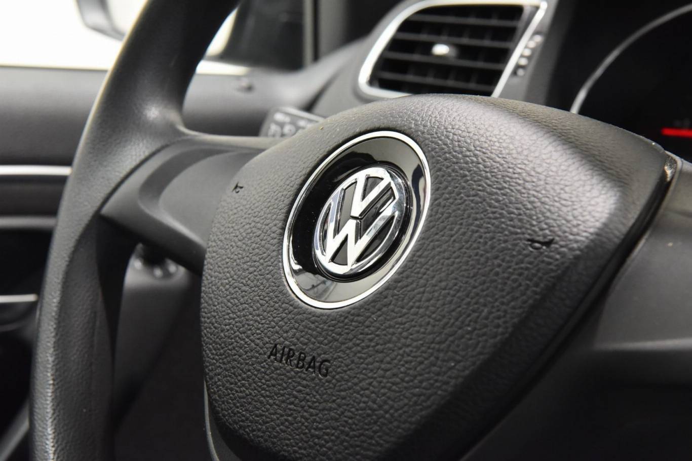 VOLKSWAGEN Polo 25