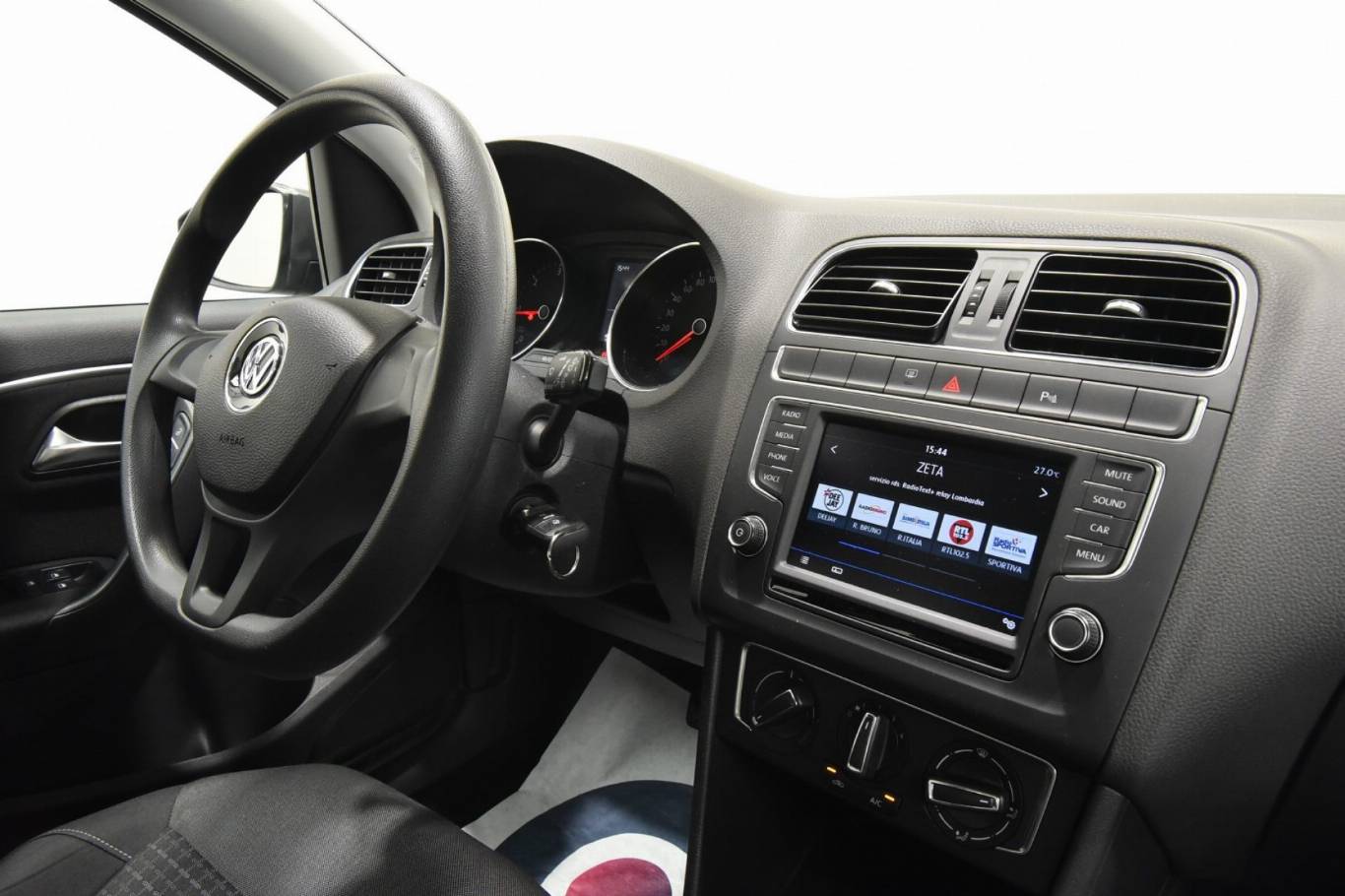 VOLKSWAGEN Polo 24