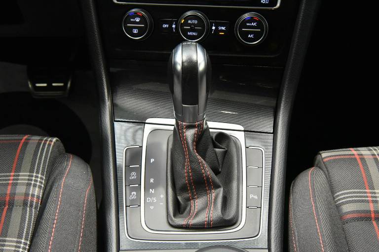 VOLKSWAGEN Golf GTI 10