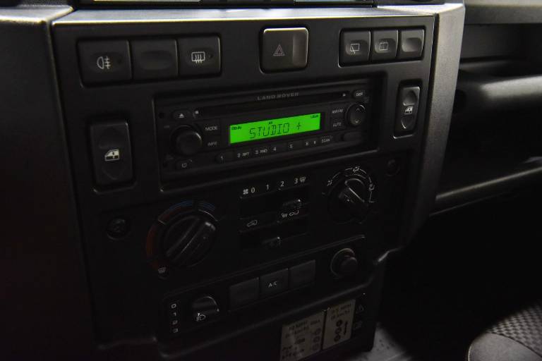 LAND ROVER Defender 24