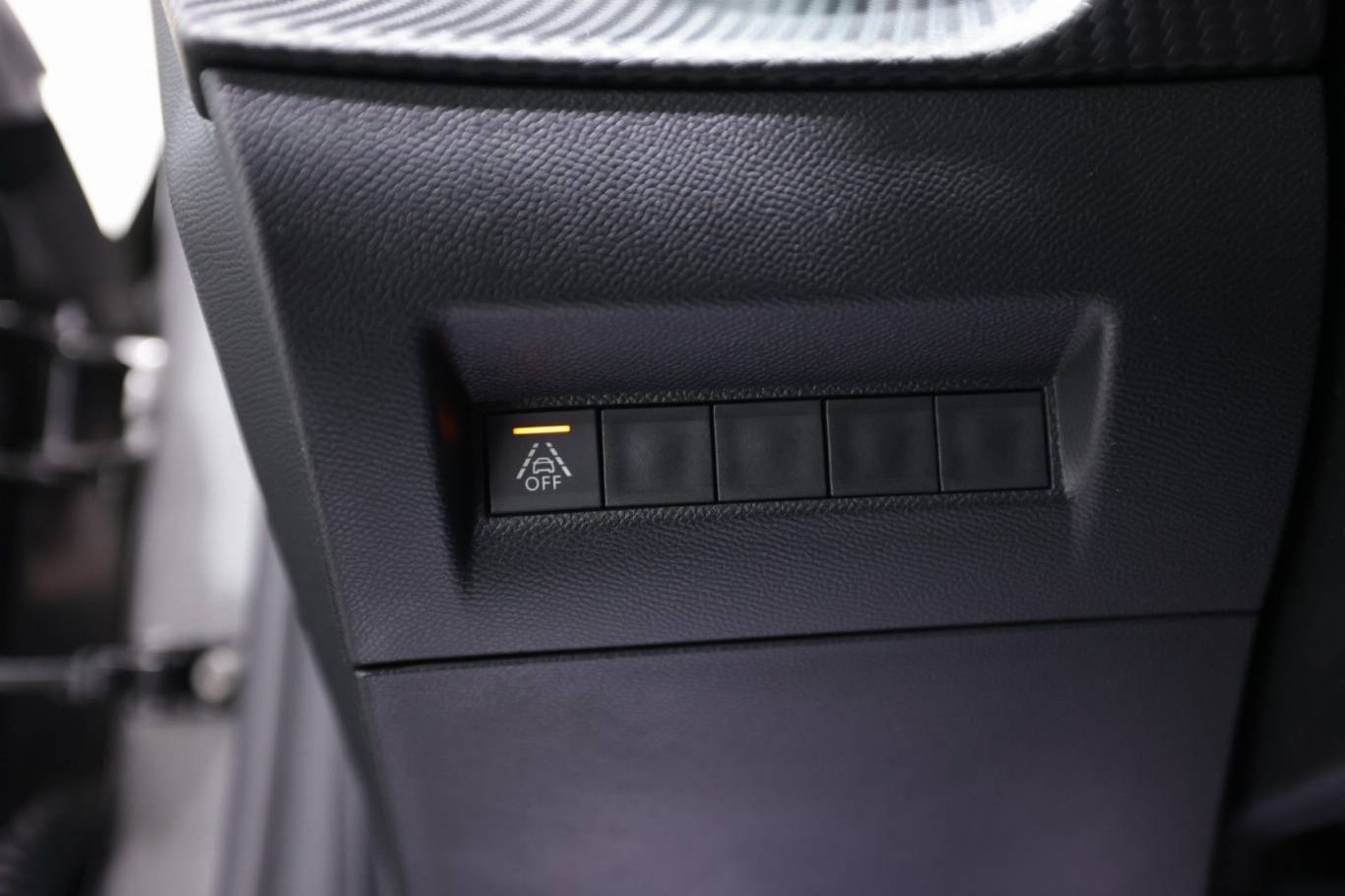 PEUGEOT 208 27