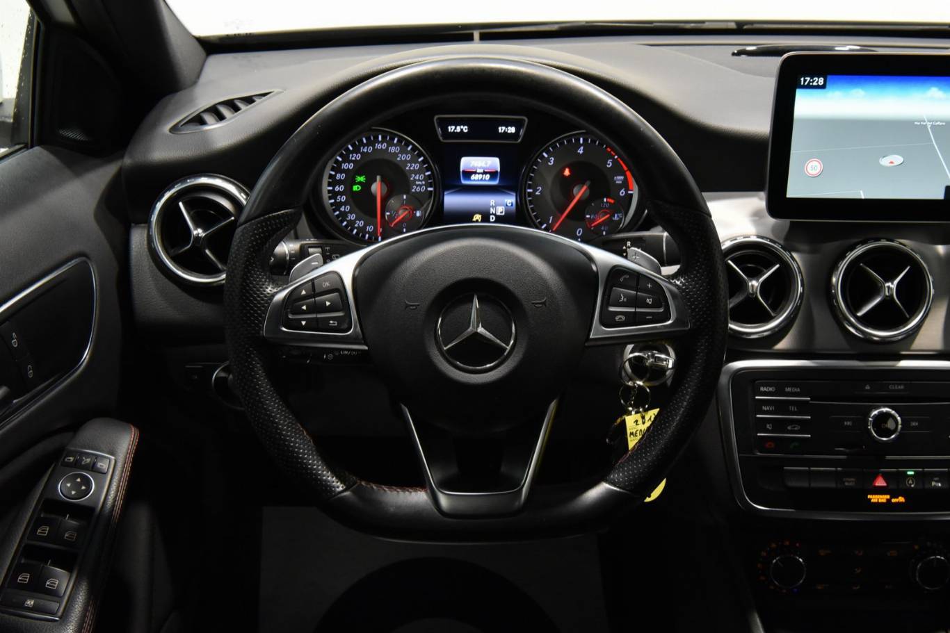 MERCEDES-BENZ GLA 200 21