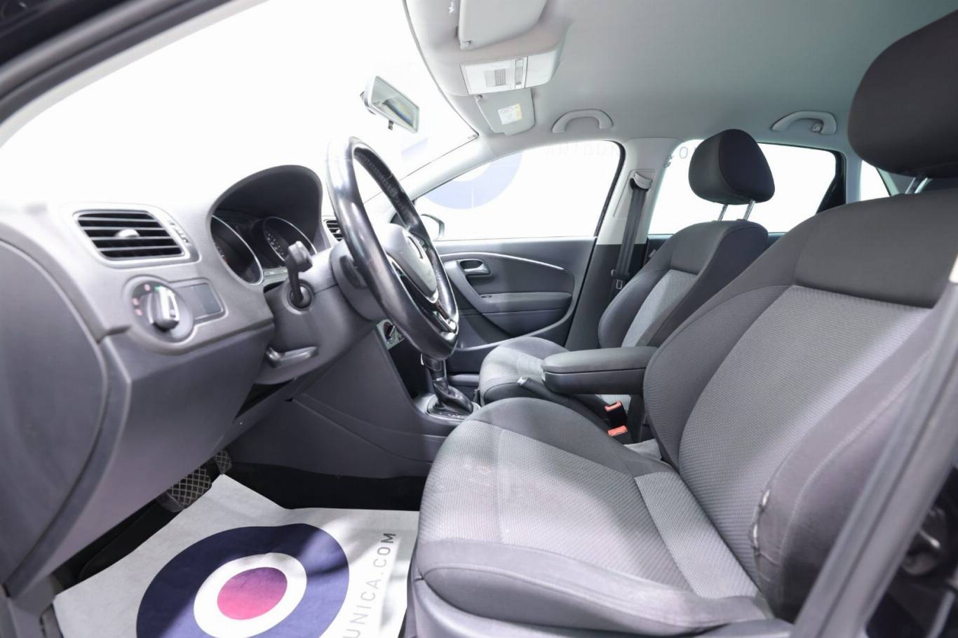 VOLKSWAGEN Polo 19
