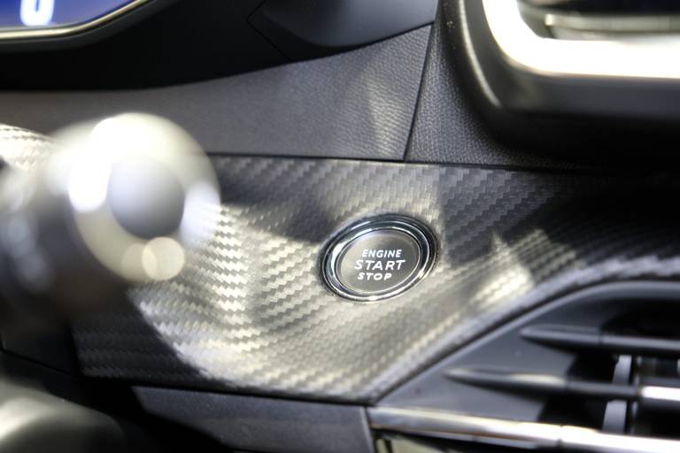 PEUGEOT 208 29