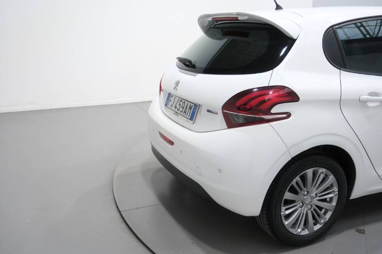 PEUGEOT 208 44