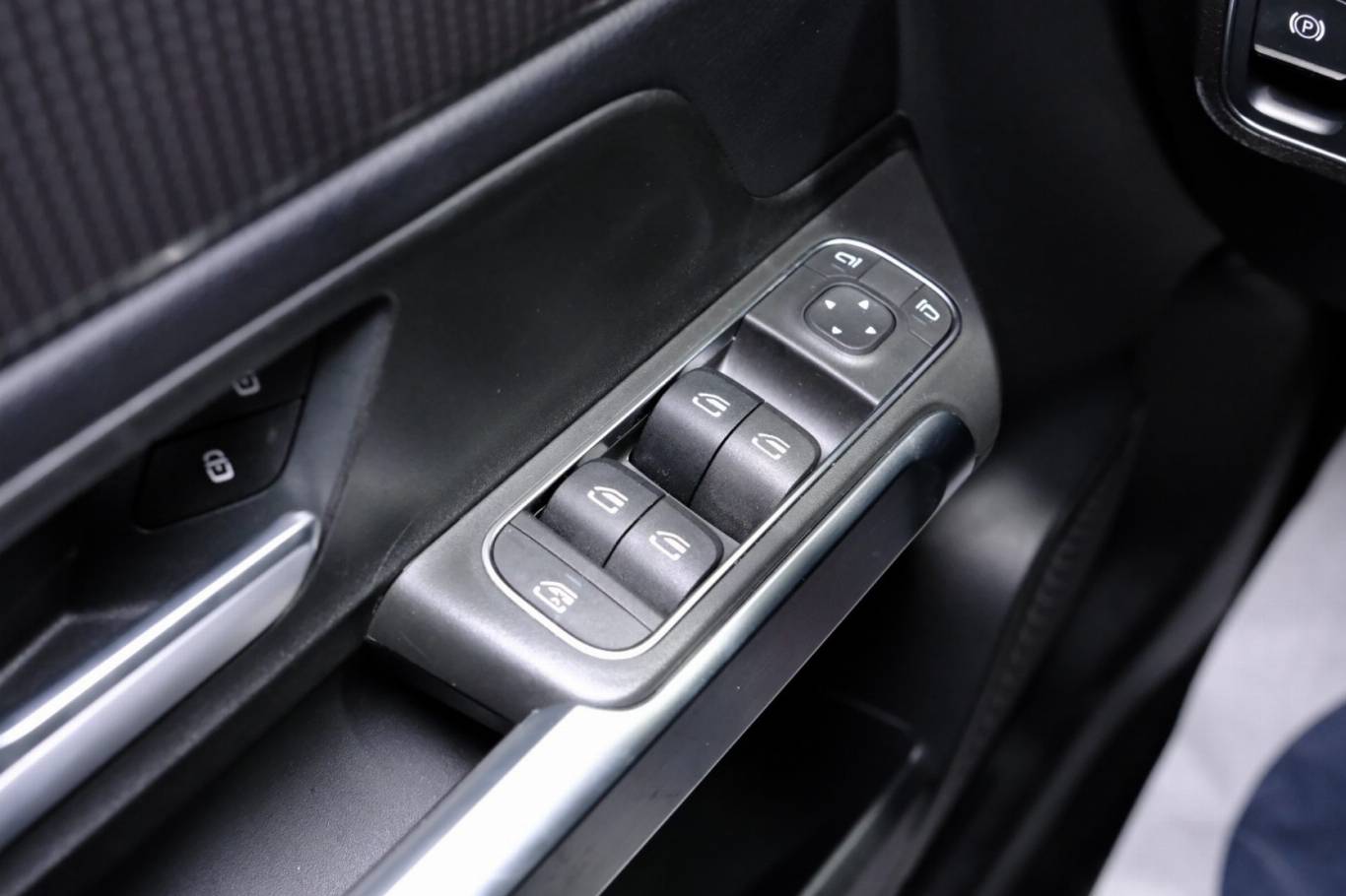 MERCEDES-BENZ GLB 200 35