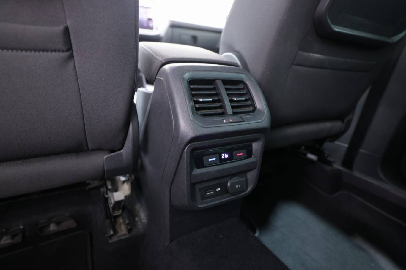 VOLKSWAGEN Tiguan 37
