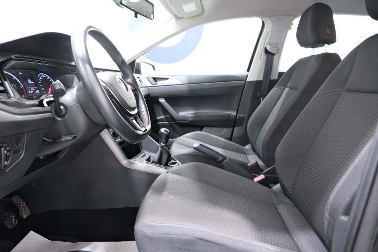 VOLKSWAGEN Polo 19