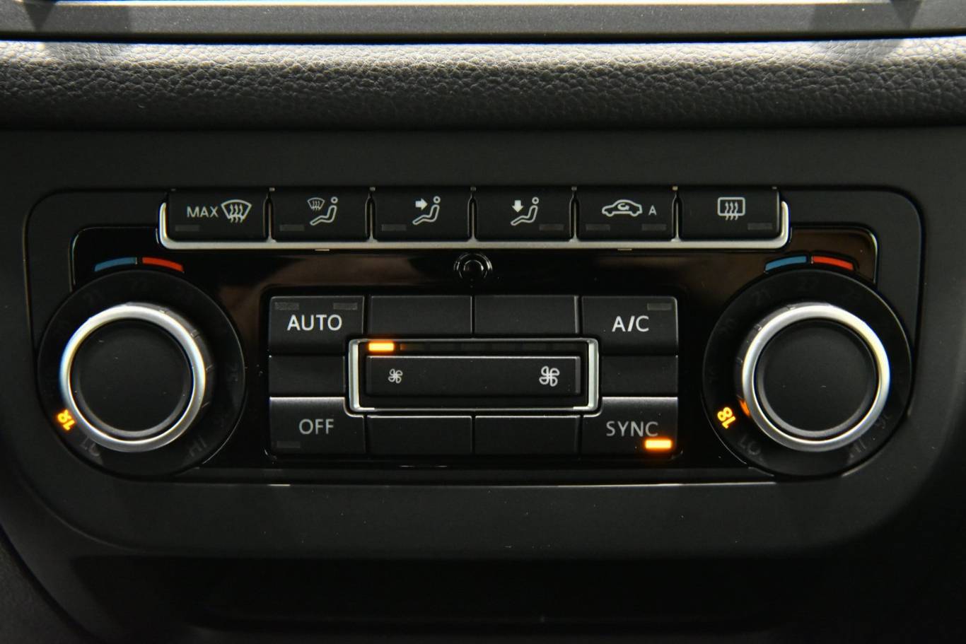 VOLKSWAGEN Tiguan 10