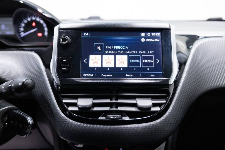 PEUGEOT 208 8