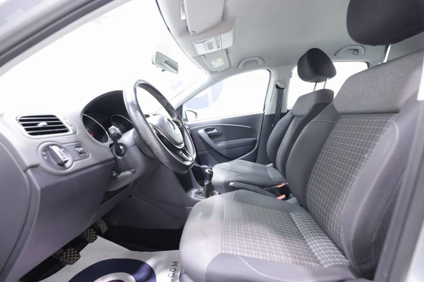 VOLKSWAGEN Polo 19