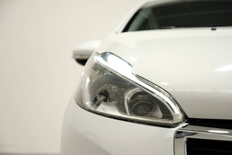 PEUGEOT 208 15