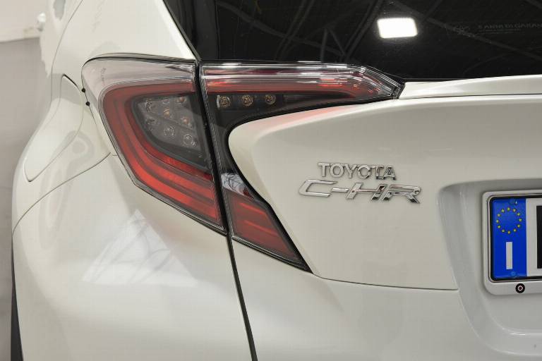 TOYOTA C-HR 19