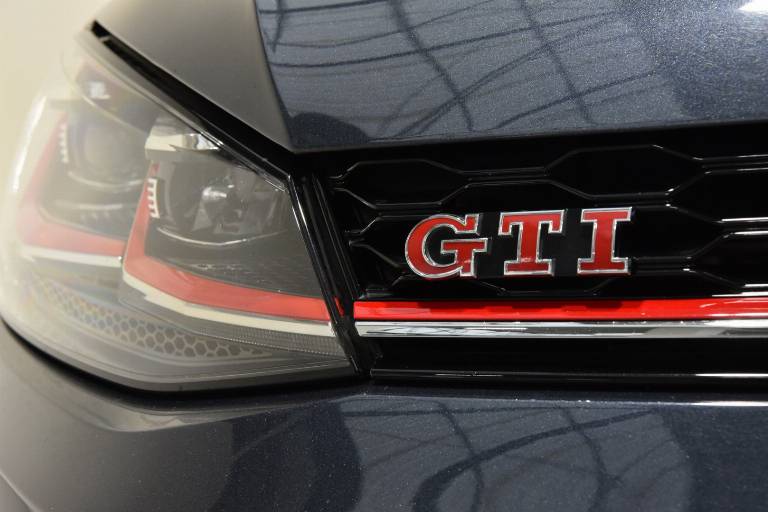 VOLKSWAGEN Golf GTI 52
