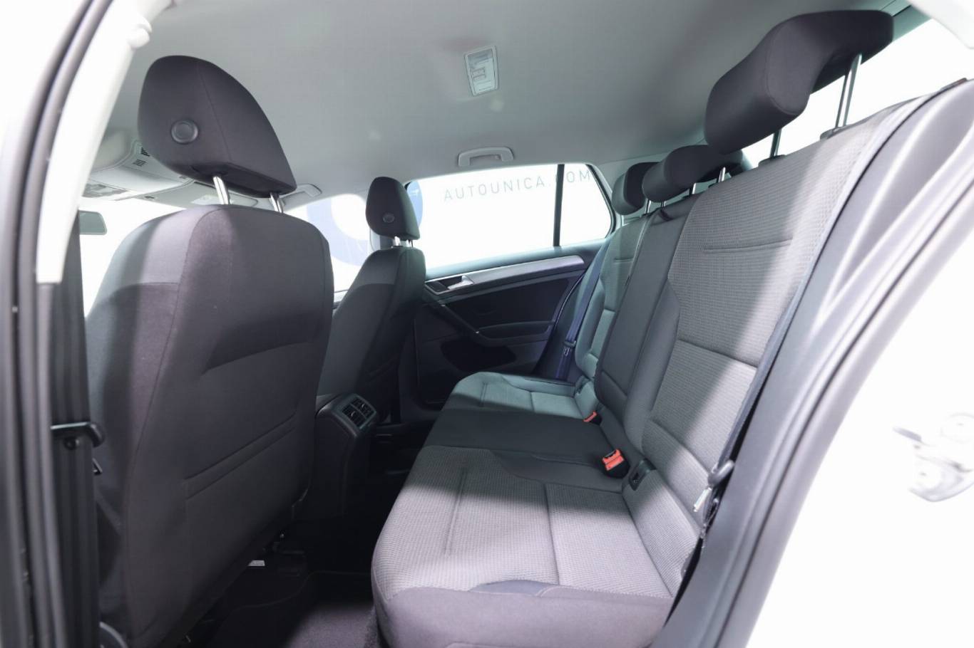VOLKSWAGEN Golf 33