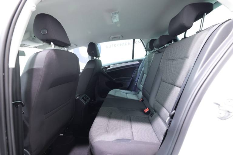 VOLKSWAGEN Golf 33