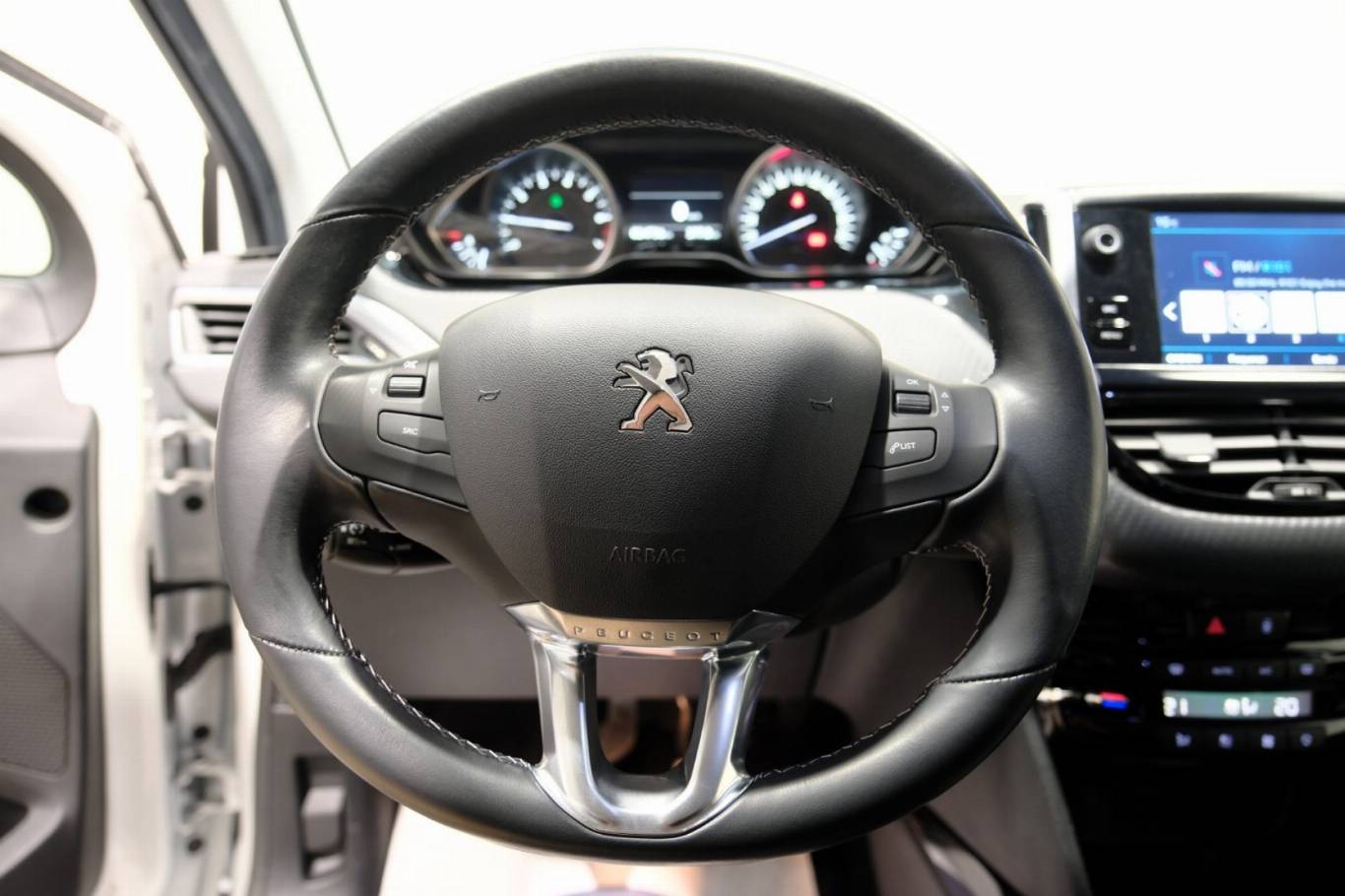 PEUGEOT 2008 7