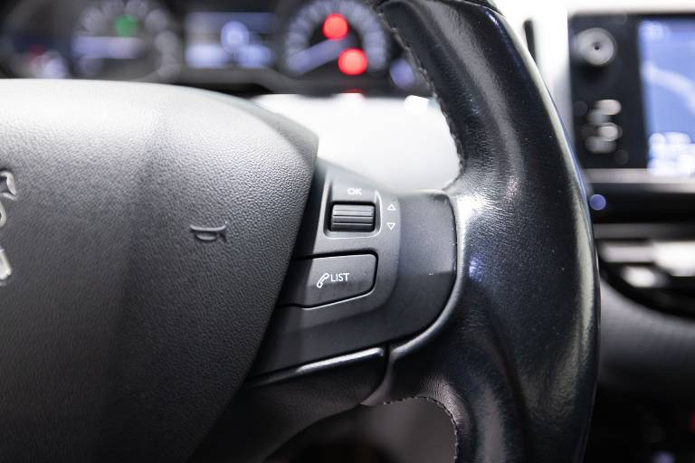 PEUGEOT 208 21